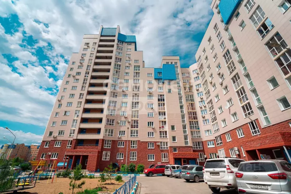 2-к кв. Омская область, Омск просп. Комарова, 21 (60.8 м) - Фото 0