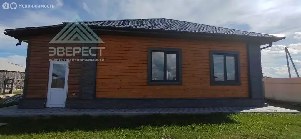 Дом в село Белый Яр, улица Перминова, 37 (100 м) - Фото 1