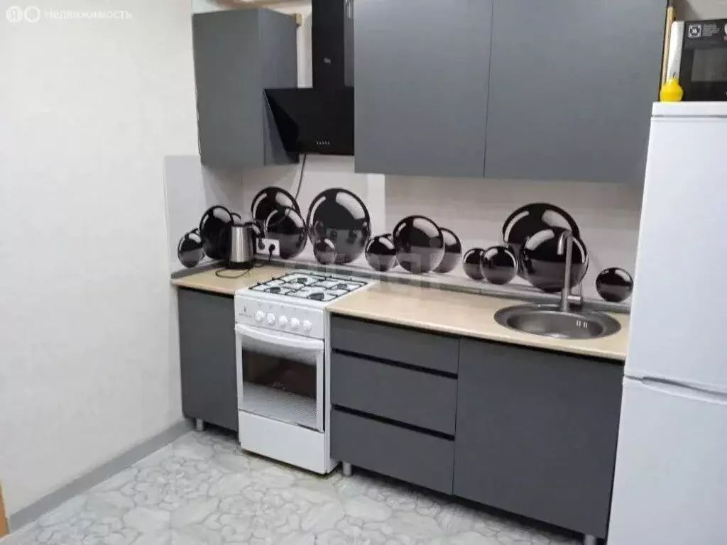 3-комнатная квартира: село Бобровка, 4-й квартал, 6 (69.8 м) - Фото 1