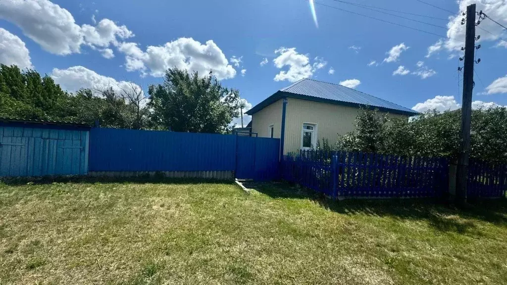 Дом в Саратовская область, Красноармейский район, Рогаткинское ... - Фото 0