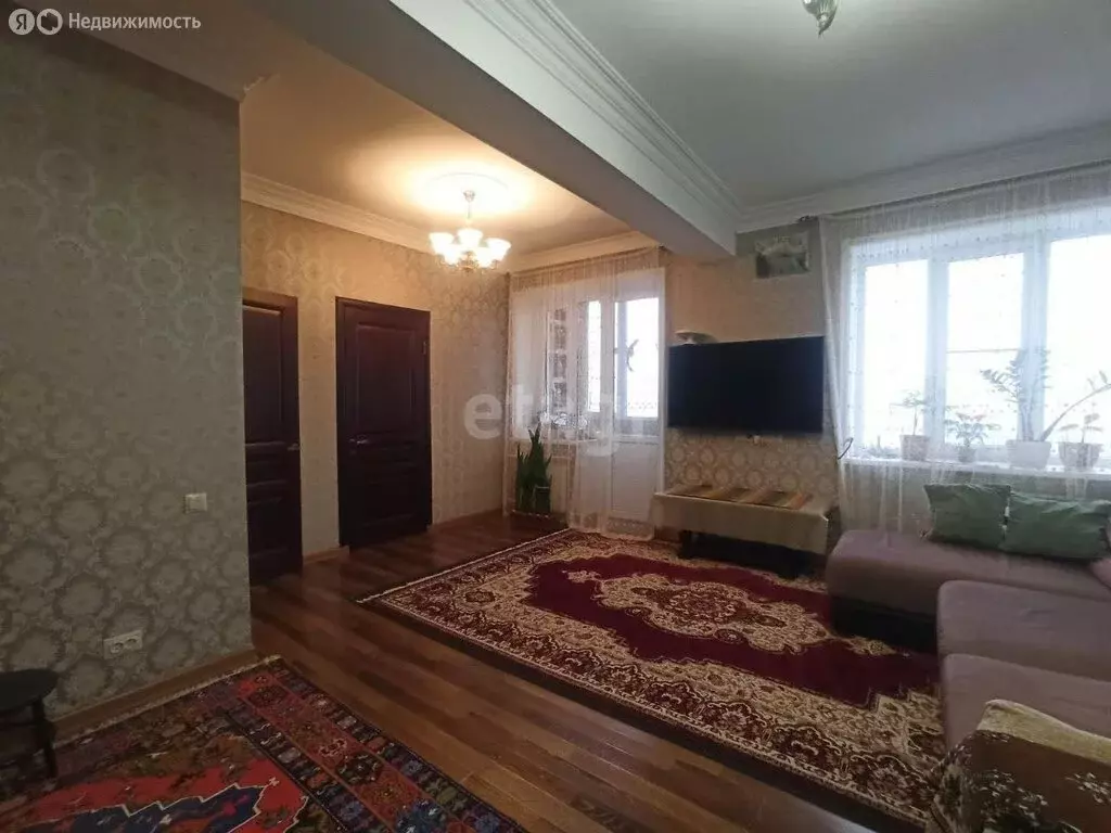 3-комнатная квартира: Каспийск, улица Байрамова, 67А (82 м) - Фото 1