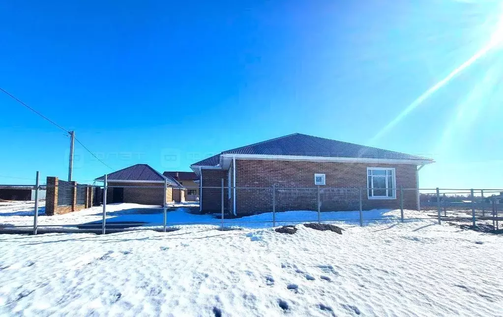 Дом в Татарстан, Зеленодольский район, Большекургузинское с/пос, с. ... - Фото 1