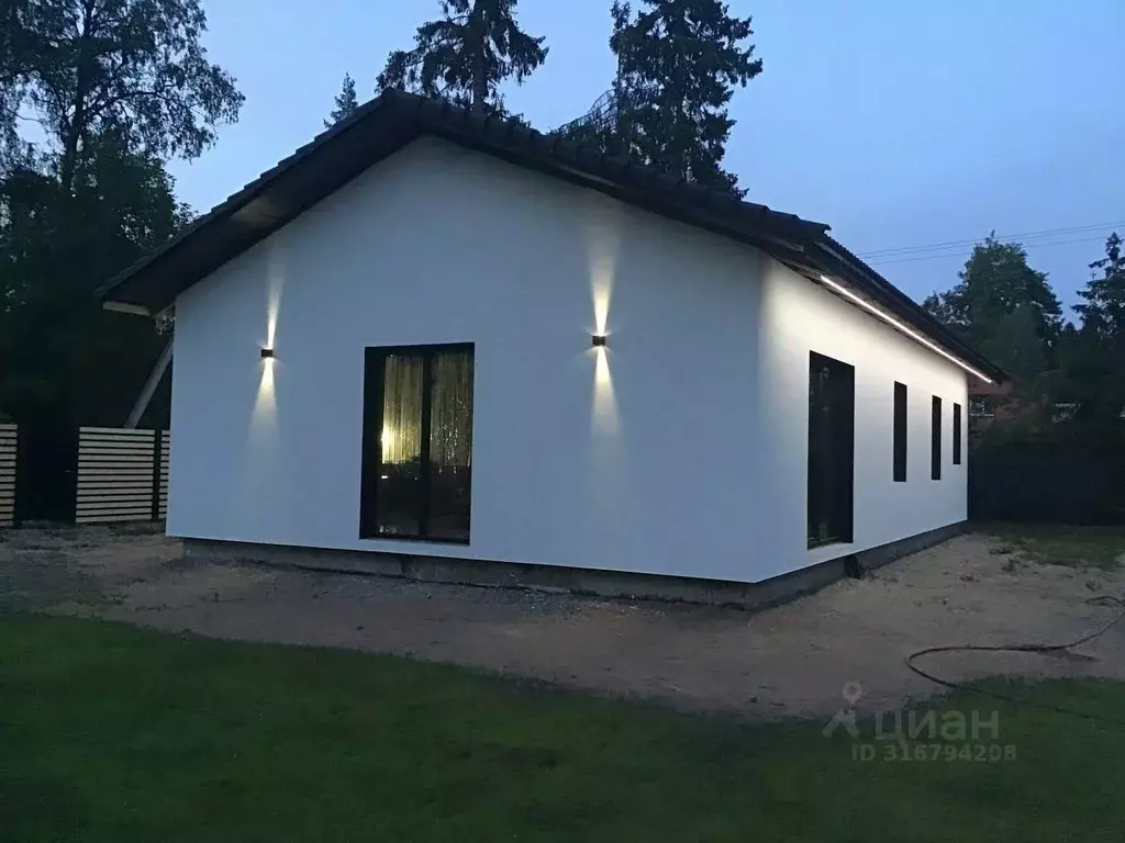 Дом в Ленинградская область, Гатчинский район, Сиверский городской ... - Фото 0