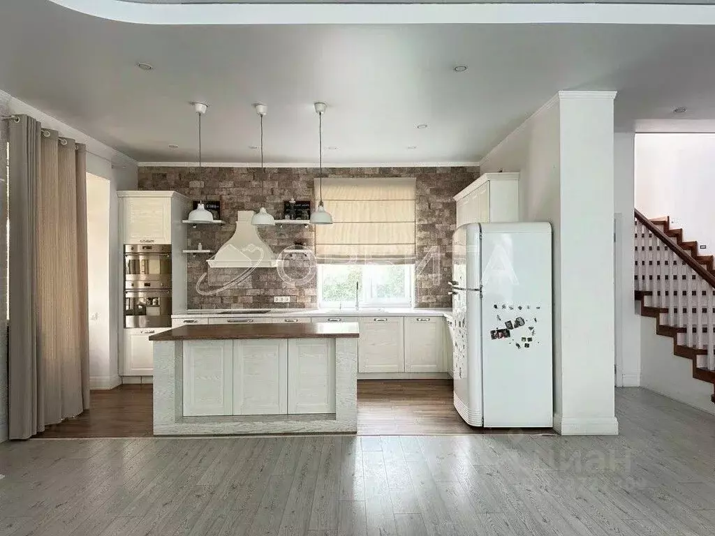 Дом в Тюменская область, Тюмень проезд 8-й Губернский (224 м) - Фото 1