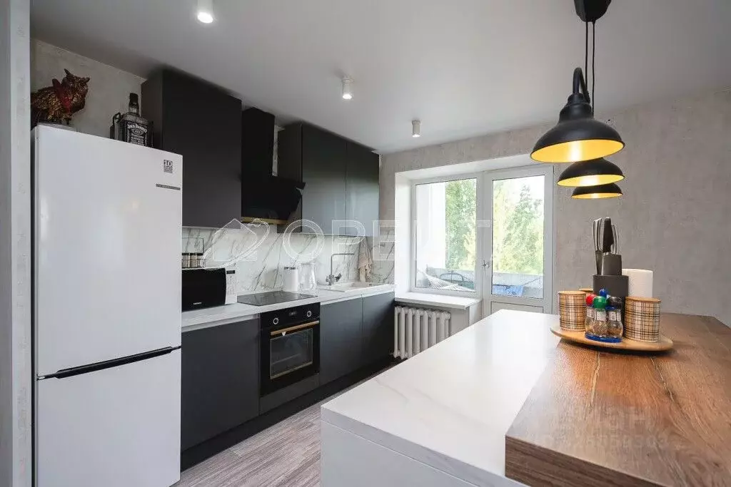 3-к кв. Тюменская область, Тюмень ул. Газовиков, 2 (90.0 м) - Фото 0