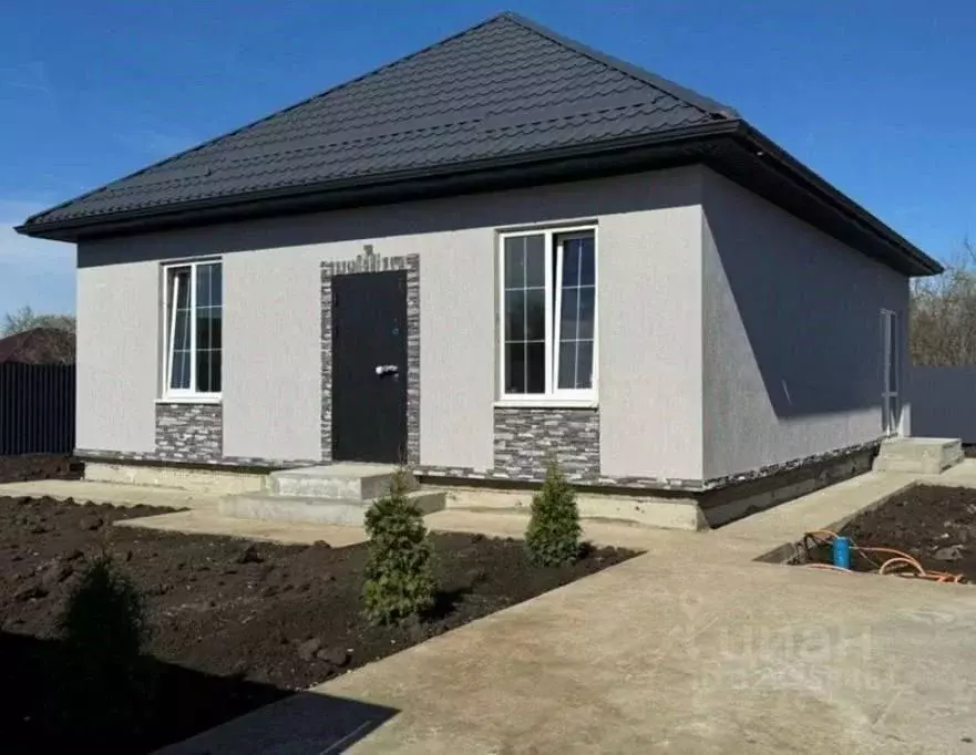 Дом в Астраханская область, пос. Володарский ул. Маяковского (100 м) - Фото 1