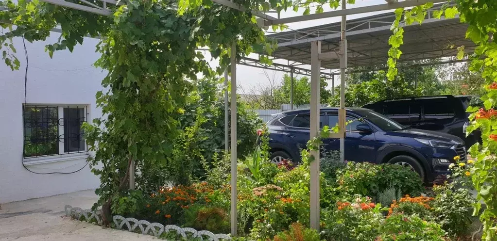 Дом в Крым, Ленинский район, Заветненское с/пос, с. Заветное  (100 м) - Фото 1