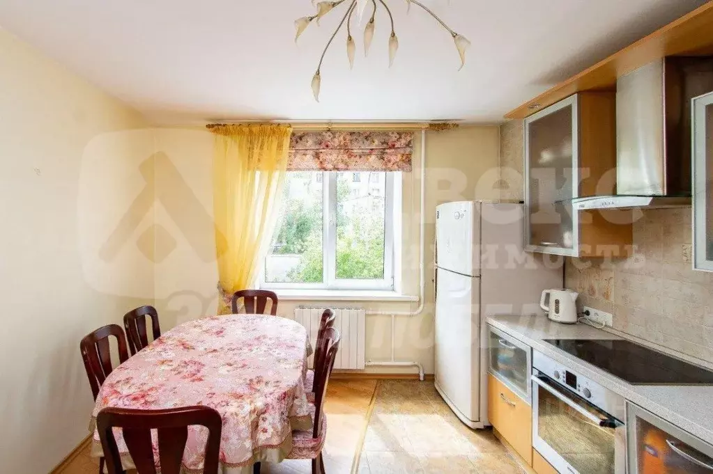 4-к кв. Тюменская область, Тюмень ул. 50 лет Октября, 30 (106.5 м) - Фото 0