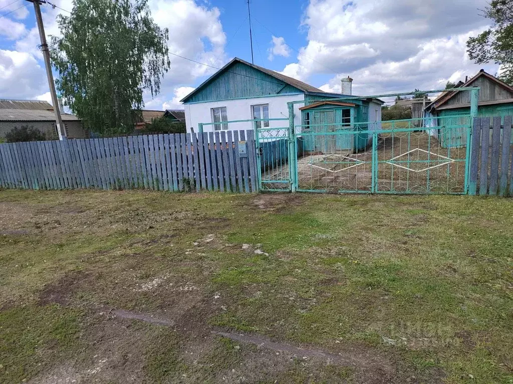 Дом в Саратовская область, Татищевский район, Октябрьское ... - Фото 0