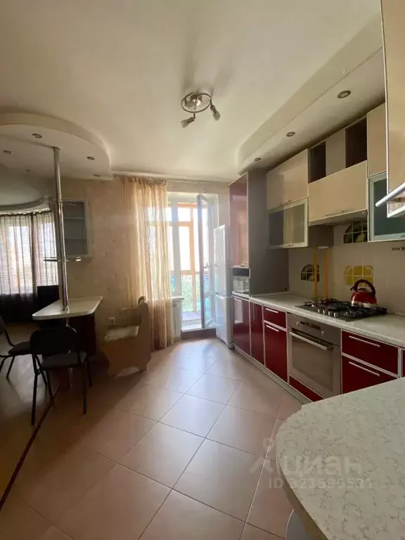 2-к кв. Омская область, Омск просп. Комарова, 19 (68.2 м) - Фото 1