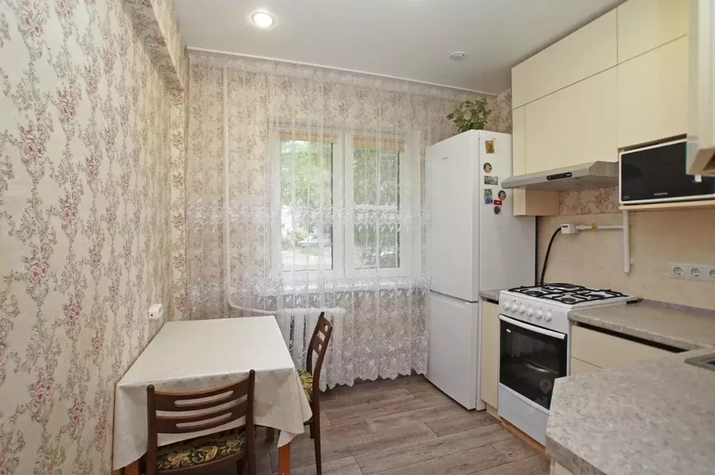 3-к кв. Омская область, Омск Городок Нефтяников мкр, ул. Владимира ... - Фото 0