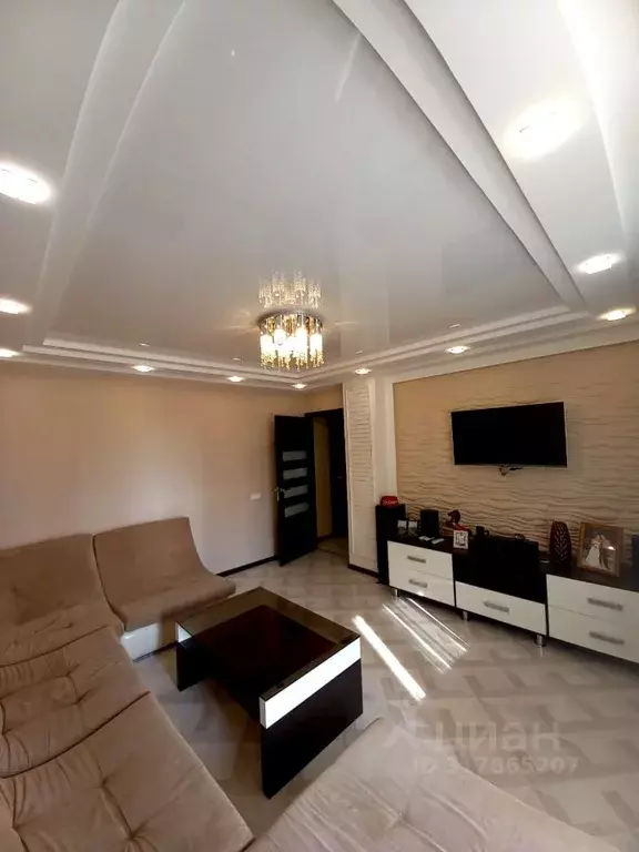 2-к кв. Омская область, Омск просп. Комарова, 21к2 (67.0 м) - Фото 1