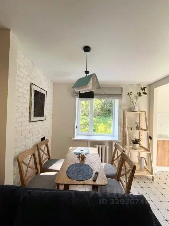 2-к кв. Псковская область, Пушкинские Горы рп ул. Ленина, 27 (52.0 м) - Фото 1