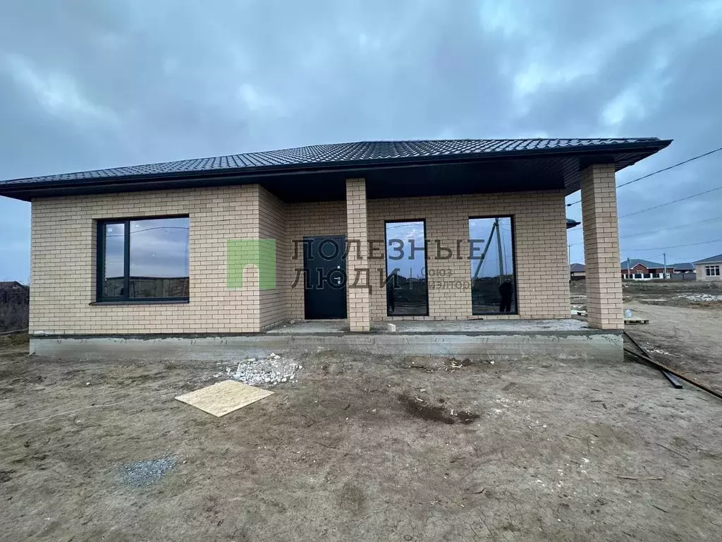 Дом в Астраханская область, Приволжский район, с. Карагали ул. ... - Фото 1