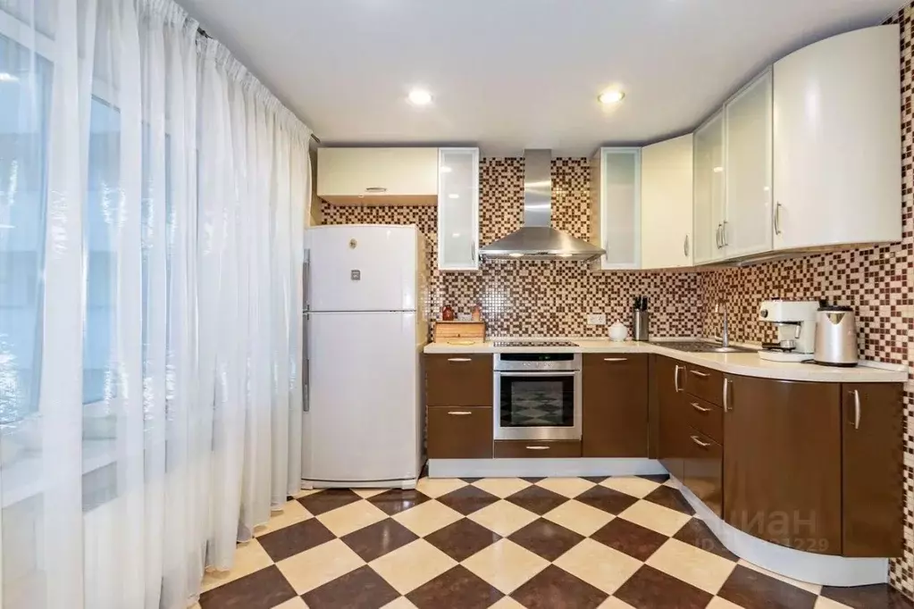 3-к кв. Свердловская область, Екатеринбург ул. Смазчиков, 3 (95.8 м) - Фото 2