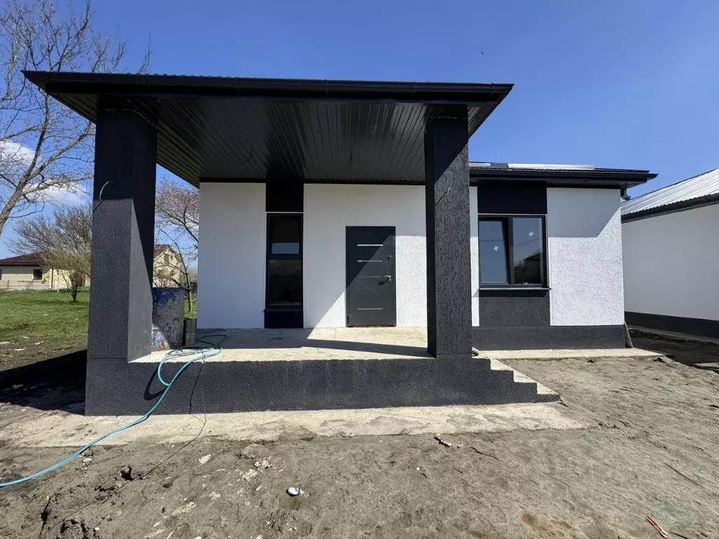 Дом в Краснодарский край, Темрюк ул. Анджиевского (100 м) - Фото 1