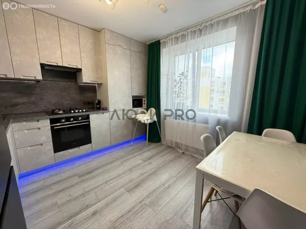 3-комнатная квартира: село Миловка, проспект Чижова, 5 (79 м) - Фото 1