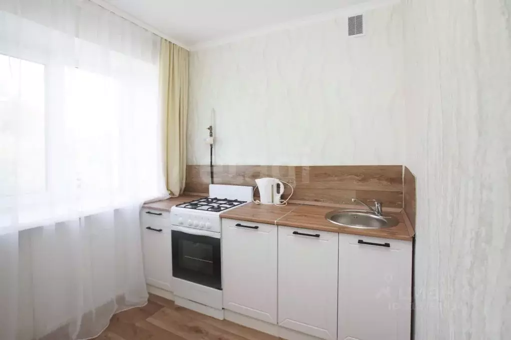 2-к кв. Омская область, Омск просп. Космический, 25 (49.0 м) - Фото 0