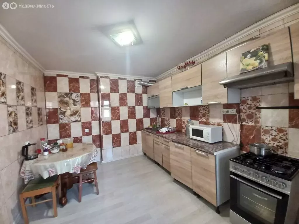 3-комнатная квартира: Псков, улица Кузбасской Дивизии, 6 (82.2 м) - Фото 1
