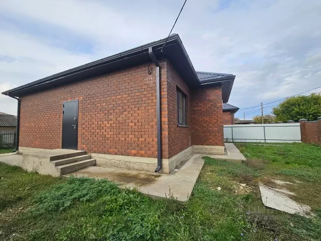 Дом в Краснодарский край, Абинск ул. Луначарского (80 м) - Фото 1