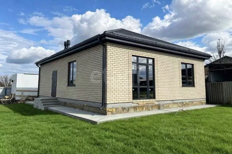 Дом в Калмыкия, Целинный район, с. Троицкое ул. Космонавтов, 1 (107 м) - Фото 1