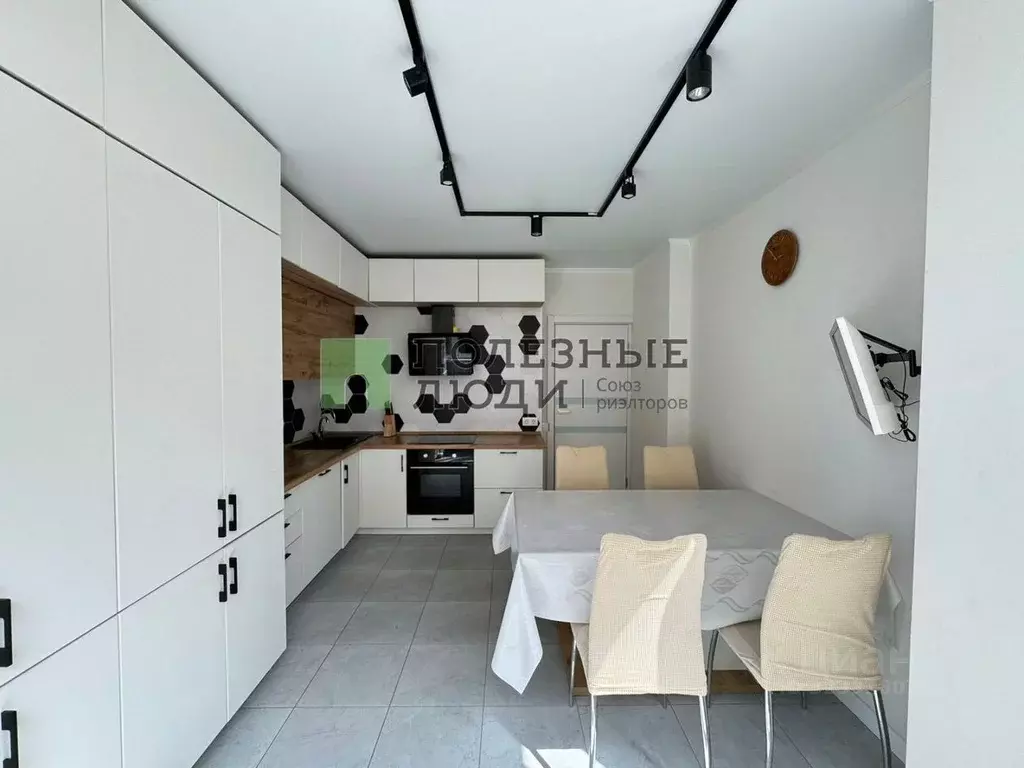 2-к кв. Астраханская область, Астрахань ул. Латышева, 3 (73.0 м) - Фото 2