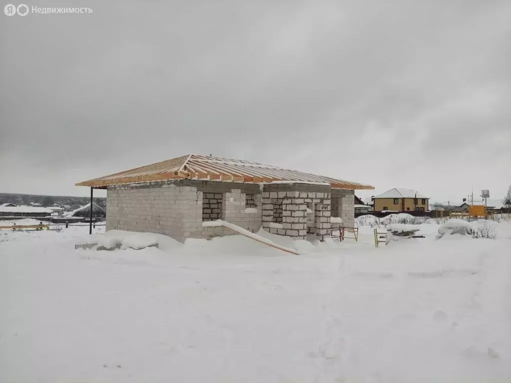 Дом в село Кирилловка, улица Адмирала Сорокина, 65 (100 м) - Фото 1