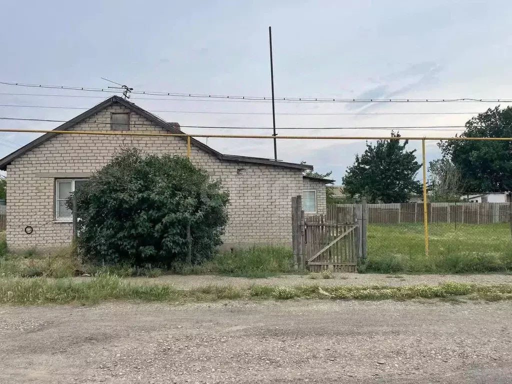 Дом в Калмыкия, Целинный район, с. Троицкое Геологическая ул., 33 (100 ... - Фото 0