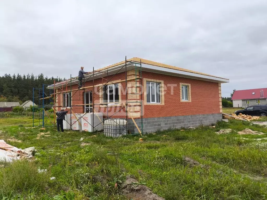 Дом в Курская область, Октябрьский район, Большедолженковский ... - Фото 1