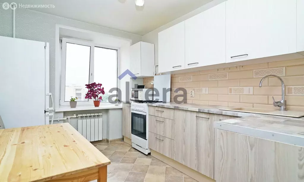 3-комнатная квартира: Казань, улица Максимова, 1 (64 м) - Фото 0