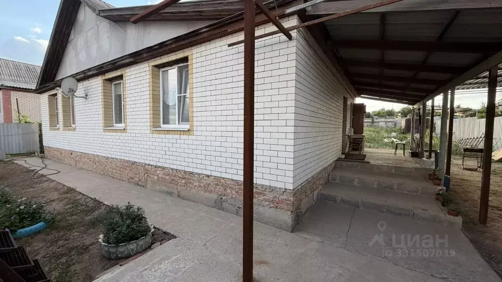 Дом в Астраханская область, Харабали пер. Нечаева, 3 (93 м) - Фото 1