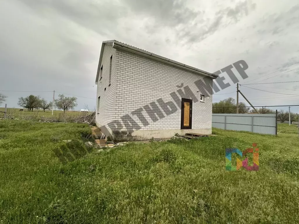 Дом в Калмыкия, Целинный район, с. Троицкое ул. Фабричная, 1 (64 м) - Фото 1