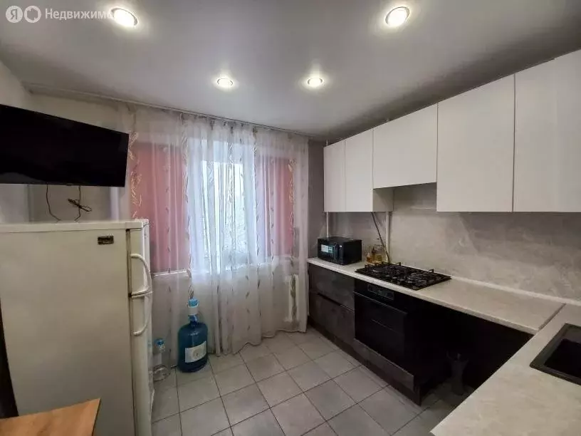4-комнатная квартира: Псков, улица Ижорского Батальона, 8 (77.5 м) - Фото 1