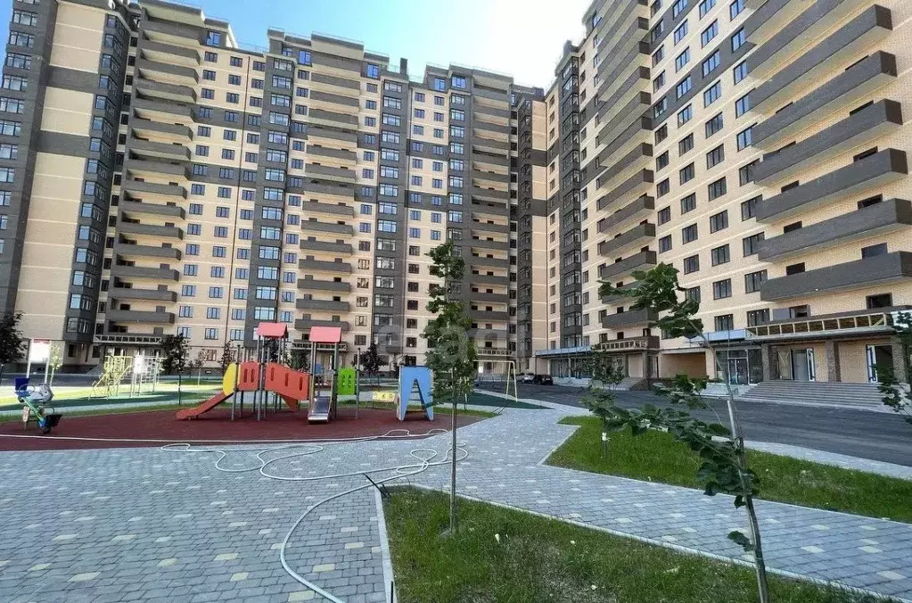 2-к кв. Карачаево-Черкесия, Черкесск Кавказская ул., 92/в 3 (67.4 м) - Фото 0
