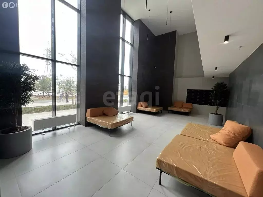 2-комнатная квартира: Тюмень, улица Тимофея Чаркова, 93 (65 м) - Фото 1