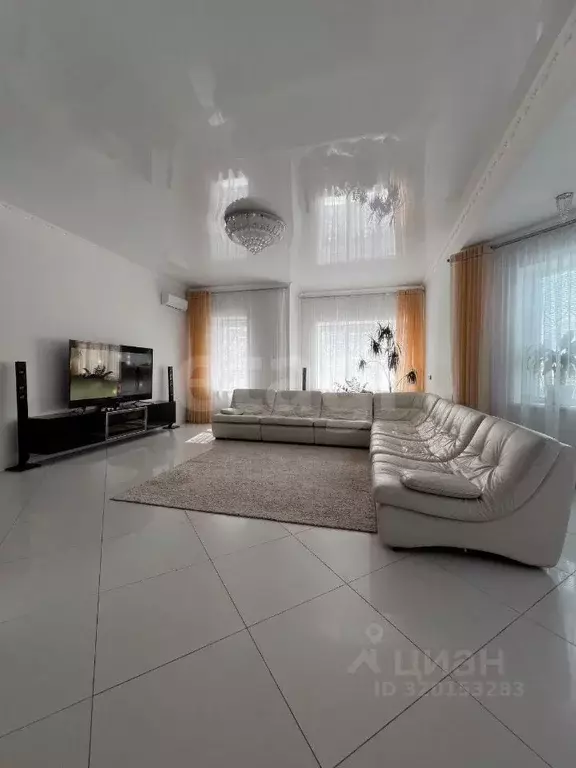 Дом в Астраханская область, Астрахань ул. 4-я Тихвинская, 1 (400 м) - Фото 1