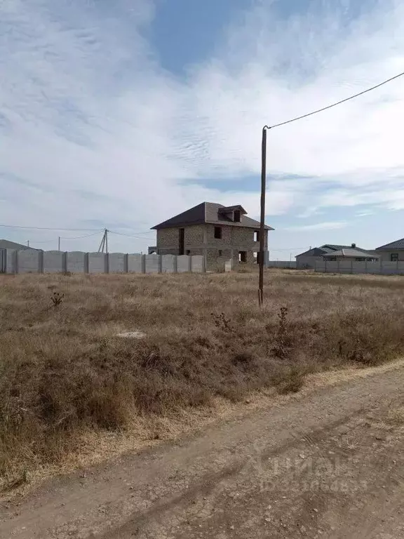 Участок в Крым, Сакский район, с. Уютное ул. Евпаторийская (6.0 сот.) - Фото 0