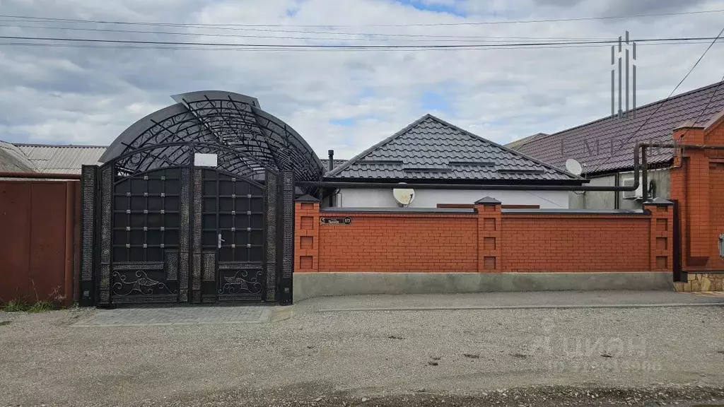 Дом в Чеченская республика, Гудермес ул. Титова, 171 (110 м) - Фото 0