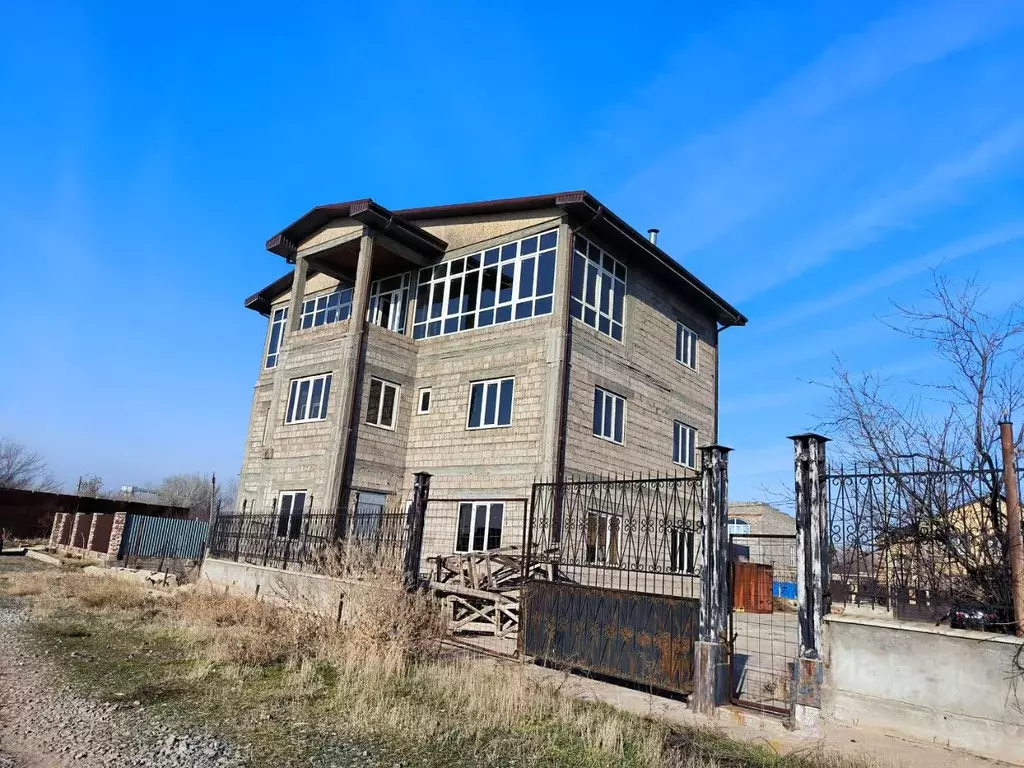 Дом в Астраханская область, Астрахань ул. Соймонова (370 м) - Фото 0