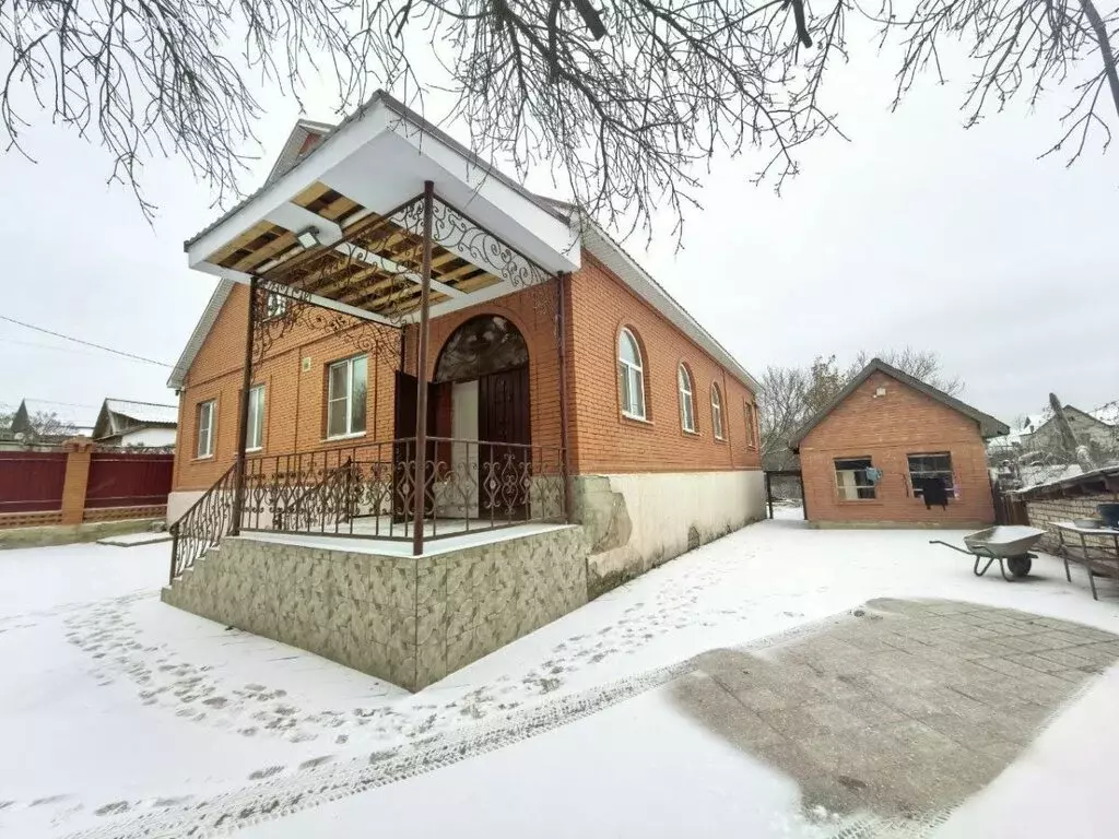 Дом в посёлок городского типа Алексеевка, Садовая улица, 5 (250 м) - Фото 2