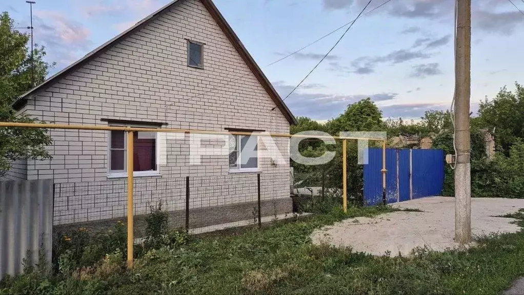 Дом в Воронежская область, Богучарский район, Дьяченковское с/пос, с. ... - Фото 1