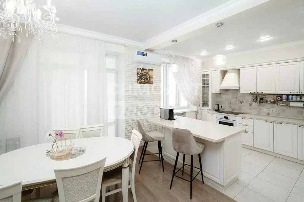 3-комнатная квартира: Омск, улица Крупской, 14к4 (90 м) - Фото 0