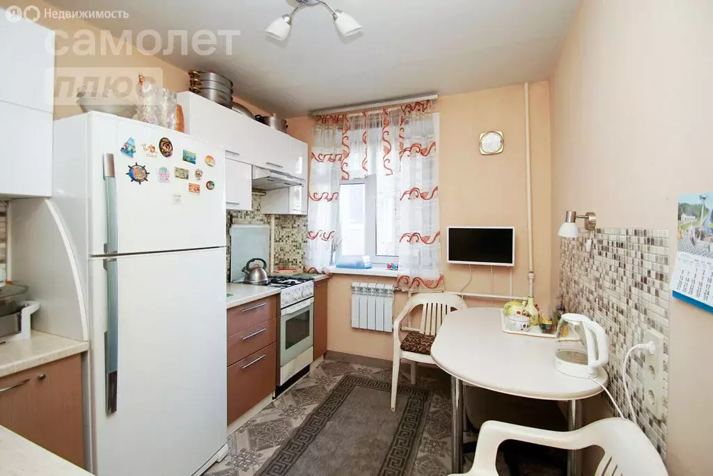 3-комнатная квартира: Омск, улица Масленникова, 21 (62 м) - Фото 0