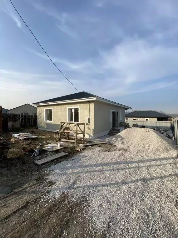 Дом в Крым, Симферопольский район, Добровское с/пос, с. Пионерское ул. ... - Фото 1