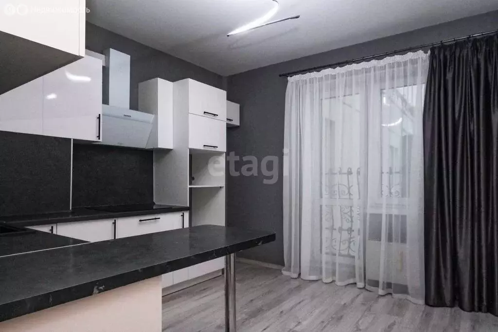 2-комнатная квартира: Омск, 3-й Амурский проезд, 1 (67.5 м) - Фото 1