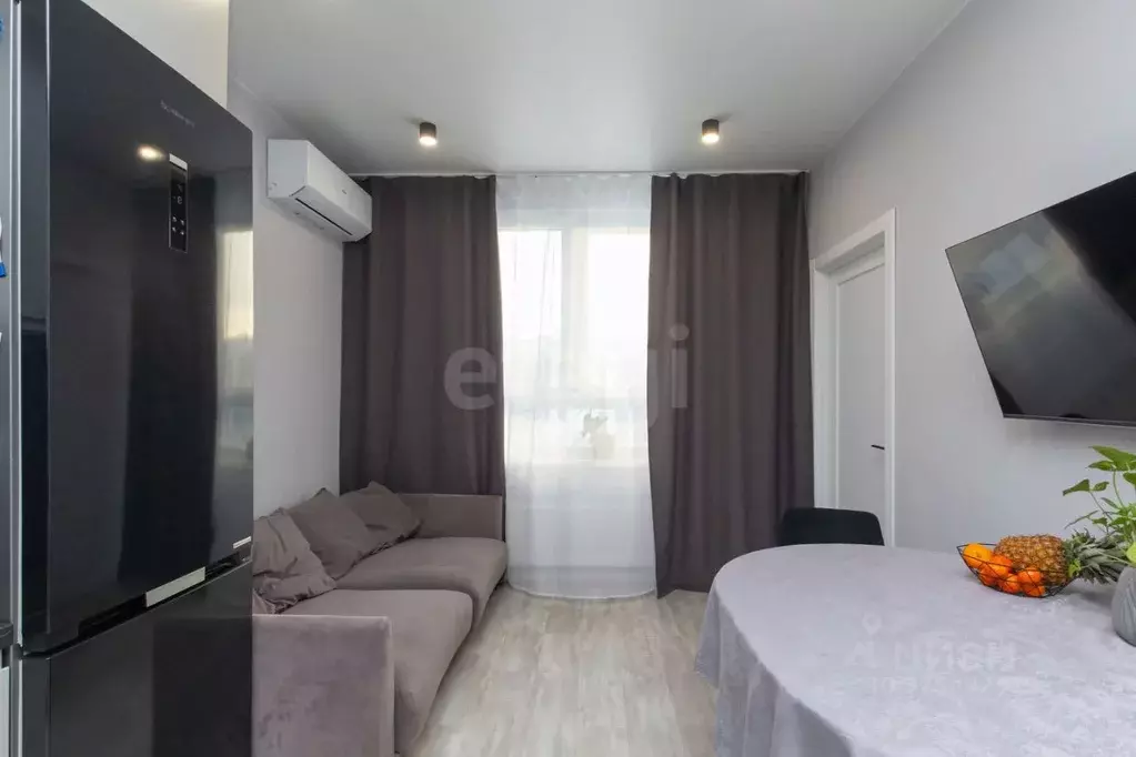 1-к кв. Тюменская область, Тюмень ул. Сергея Свиридова, 5 (38.6 м) - Фото 1