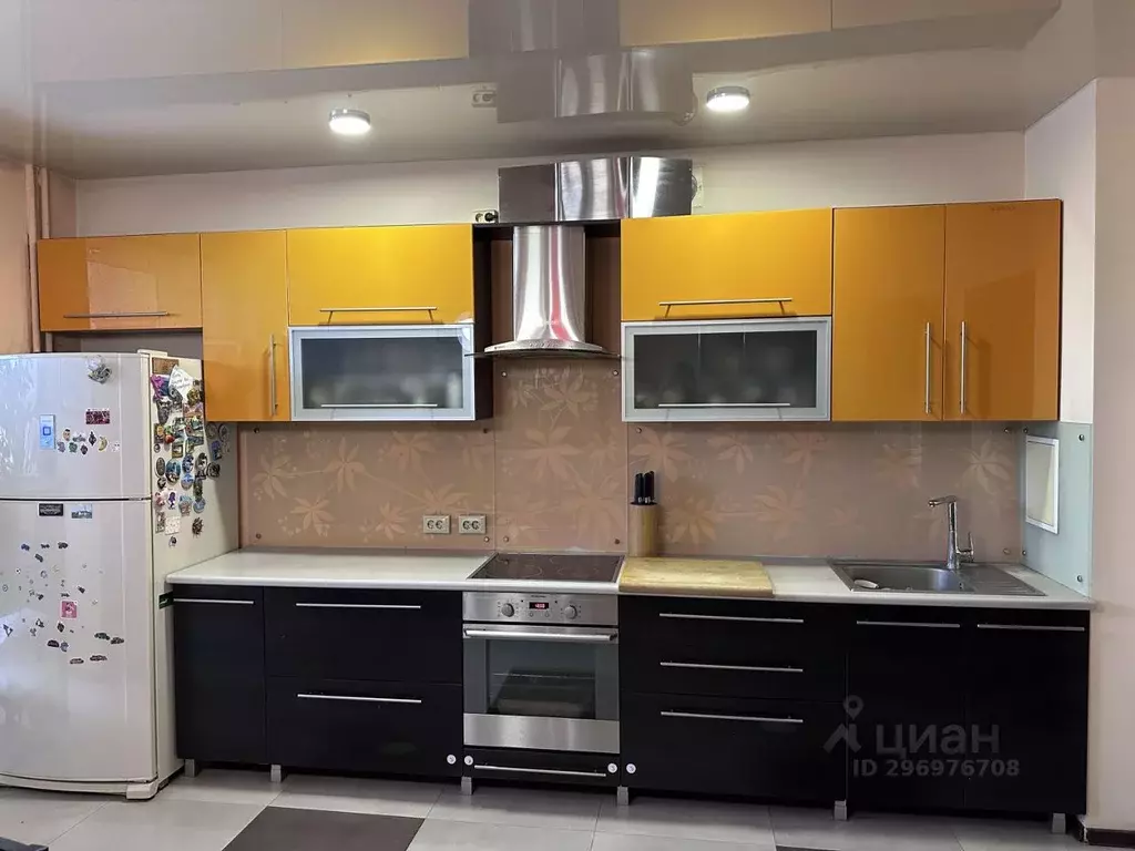 3-к кв. Омская область, Омск ул. Орловского, 3 (103.0 м) - Фото 0