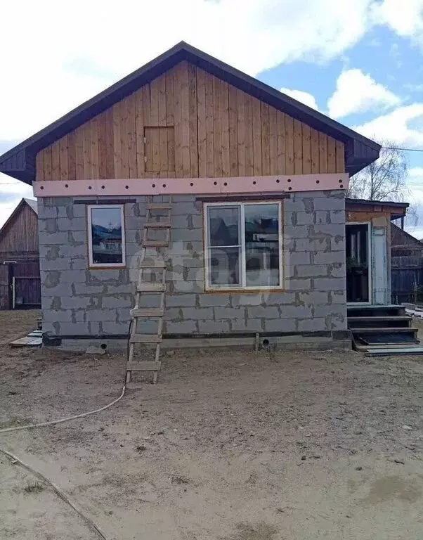 Дом в село Нижний Саянтуй, Школьная улица (58.6 м) - Фото 1