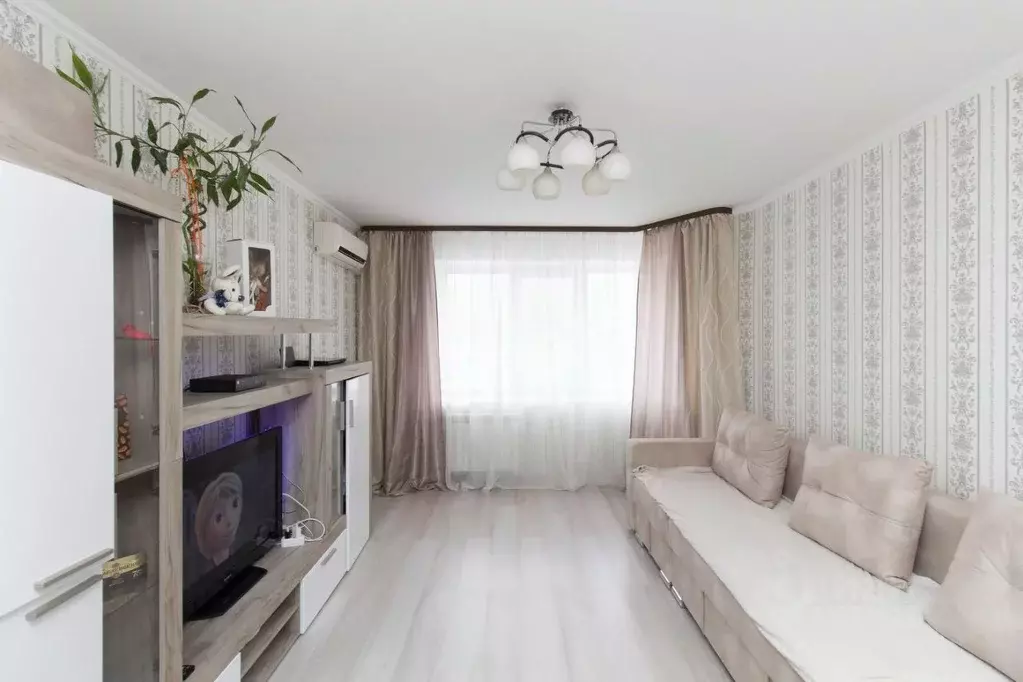 2-к кв. Тюменская область, Тюмень ул. 50 лет Октября, 80 (74.0 м) - Фото 1