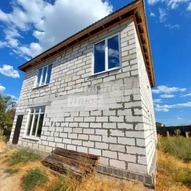 Дом в Астраханская область, Наримановский район, с. Биштюбинка ... - Фото 1